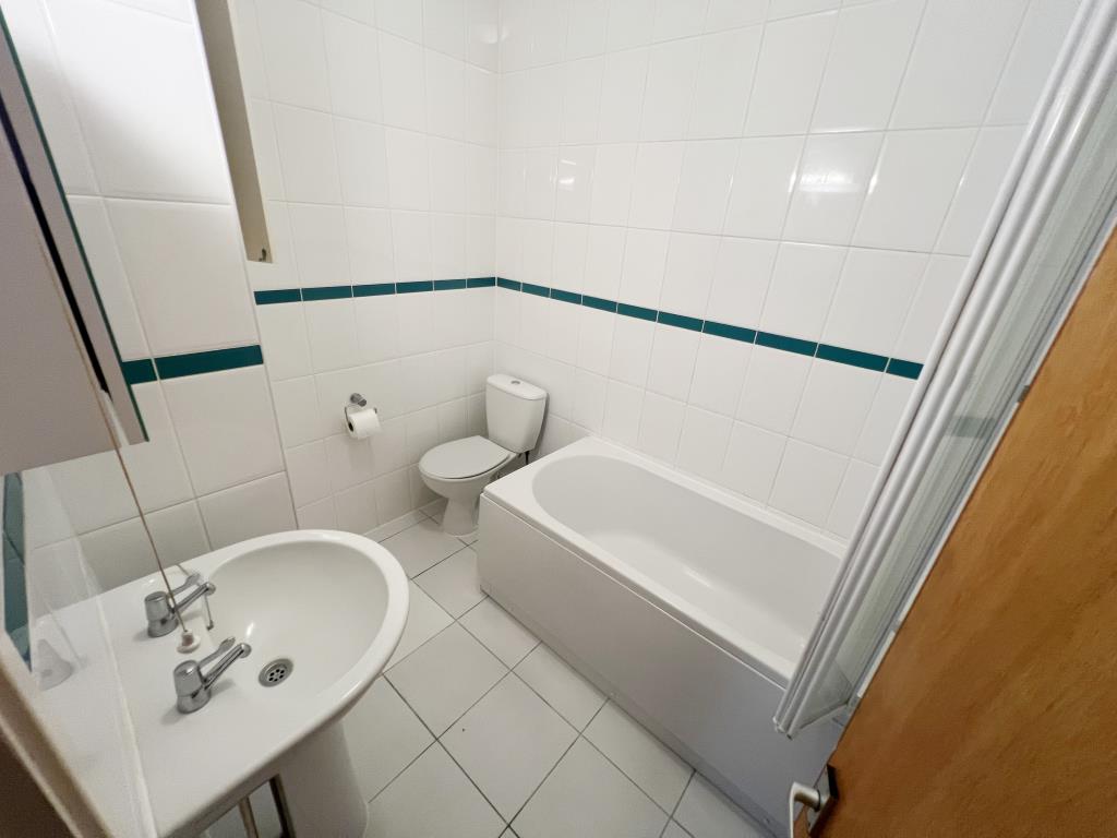Lot: 115 - VACANT APARTMENT ON LONG LEASE AND SHARE OF FREEHOLD -